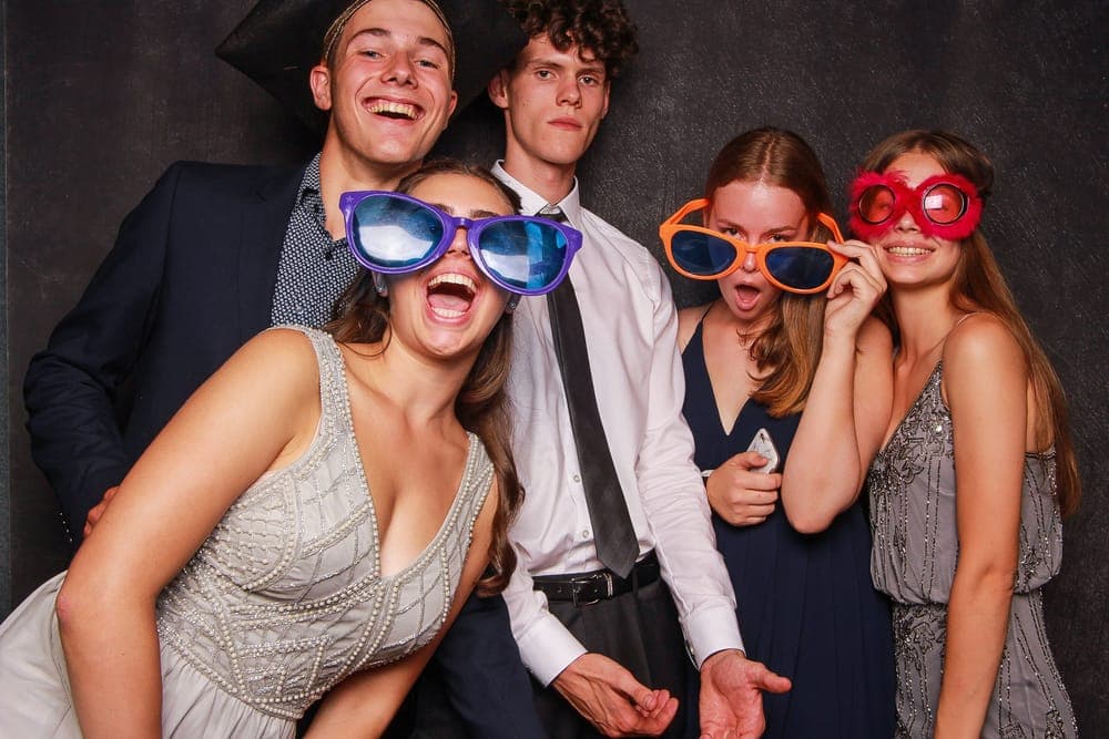 Abschlussjahrgang an der Fotobox auf einem Abiball